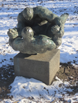 901248 Afbeelding van het bronzen beeldhouwwerk 'Worstelaars' van Hans IJdo, geplaatst in 1966, in het besneeuwde Park ...